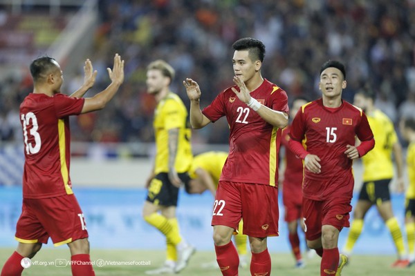 HLV Park tiết lộ tình hình Quang Hải trước AFF Cup, ĐT Việt Nam gặp khó vì quy định trận Philippines