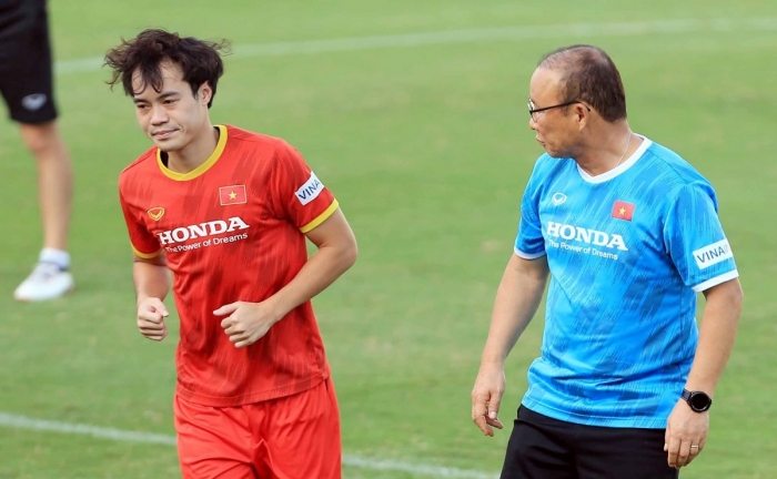 Kiatisak 'hồi sinh' thành công siêu dự bị ĐT Việt Nam, HLV Park chốt người thay Quang Hải ở AFF Cup?
