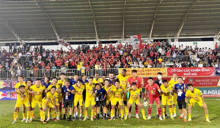 Tin bóng đá Việt Nam 26/8: Quang Hải đi vào lịch sử Pau FC; Đoàn Văn Hậu 'lớn tiếng' vì Doãn Hải My