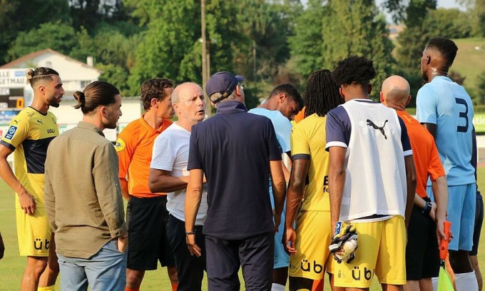 Quang Hải gặp 'sóng gió' khó tin tại Pháp, HLV Pau FC gửi lời cảnh báo tới ngôi sao số 1 ĐT Việt Nam