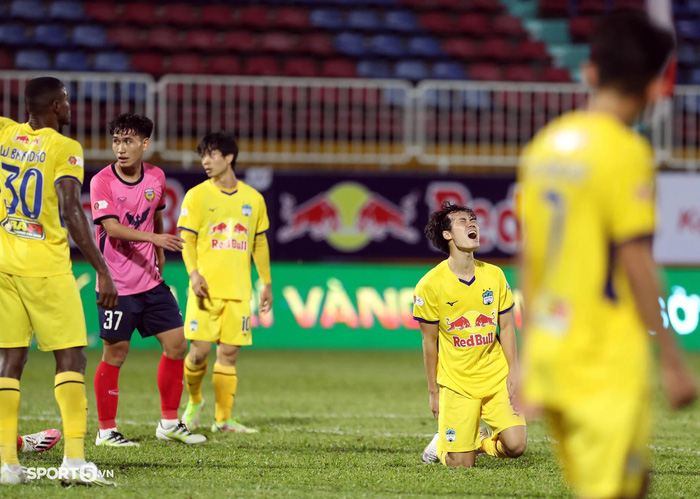 HAGL sa sút khó tin vì dàn sao ĐT Việt Nam, Kiatisak bất ngờ 'nhắc khéo' HLV Park trước VL World Cup