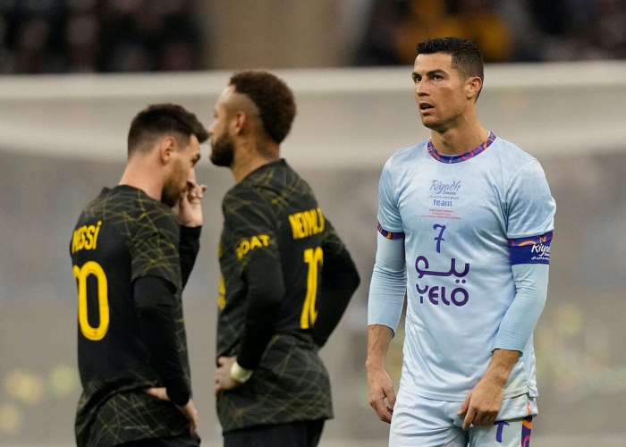 Đội bóng cũ của Ronaldo nhận án phạt nặng khó tin, tự tay đóng sập cánh cửa dự Champions League