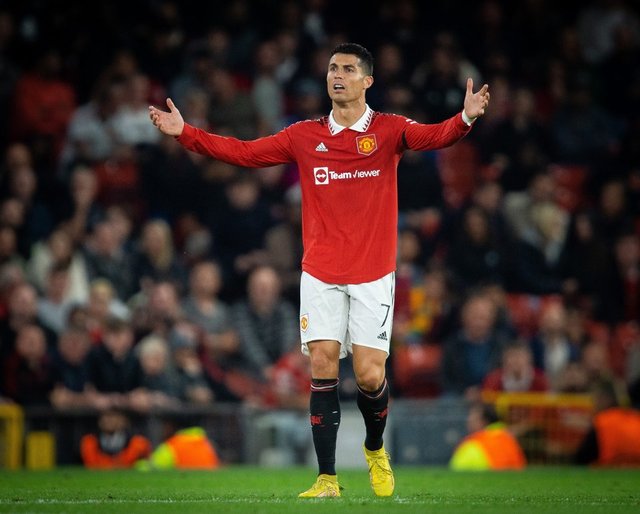 Ronaldo 'trở lại mặt đất' sau cú đúp làm lu mờ Messi, Al Nassr nhận báo động đỏ trước sai lầm của MU