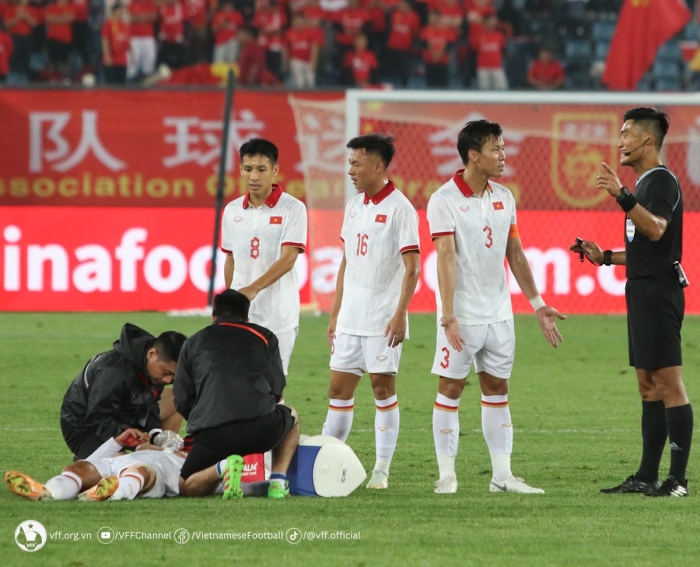 HLV Troussier nhận trái đắng sau trận thua Trung Quốc, ĐT Việt Nam bị Thái Lan áp sát trên BXH FIFA?