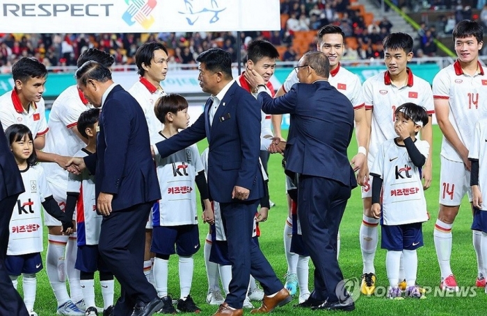 ĐT Việt Nam lập kỷ lục buồn trước Hàn Quốc, HLV Park Hang-seo có phản ứng bất ngờ về HLV Troussier