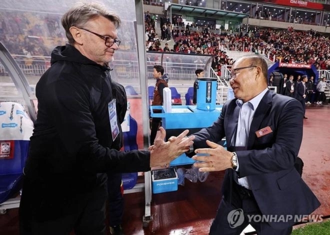 ĐT Việt Nam gặp thách thức lớn trước Asian Cup, HLV Troussier nhận 'cảnh báo' về HLV Park Hang-seo