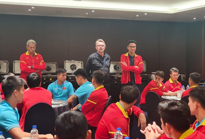 Tin bóng đá trưa 19/10: ĐT Việt Nam vượt đội bóng châu Âu trên BXH FIFA; HLV Park lên tiếng về HLV Troussier