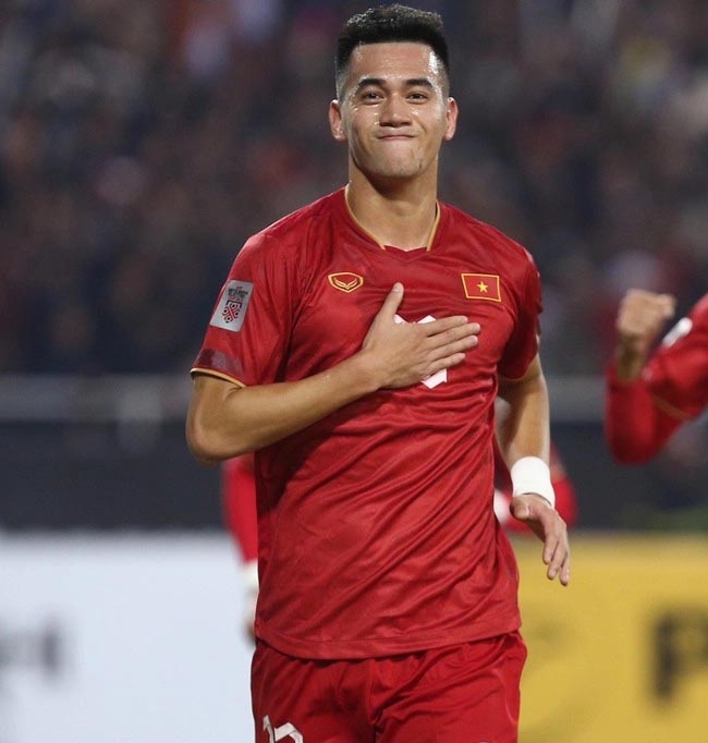 Sau kỷ lục ở AFF Cup, trụ cột ĐT Việt Nam bất ngờ sánh vai cùng sao Arsenal trong đề cử QBV châu Á