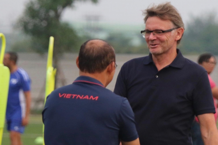 Tin bóng đá tối 5/4: ĐT Việt Nam nguy cơ bị loại sớm; HLV Park trao lại 'di sản' cho HLV Troussier