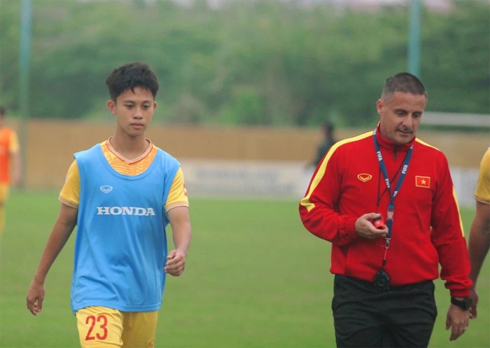 Bị HLV Troussier gạch tên, sao trẻ V.League có phản ứng bất ngờ sau cú đúp 'nhấn chìm' U22 Việt Nam
