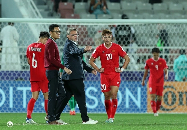 ĐT Việt Nam 'nhận trái đắng' trên BXH FIFA, HLV Philippe Troussier bị sa thải sau Asian Cup?