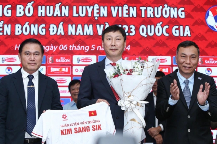 VFF xác nhận vụ ĐT Việt Nam gọi cầu thủ nhập tịch, HLV Kim Sang Sik nhận nhiệm vụ mới sau VLWC 2026