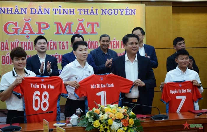 Huỳnh Như đi vào lịch sử Lank FC, thủ quân ĐT Việt Nam ký hợp đồng kỷ lục với đội bóng nhà bầu Hiển