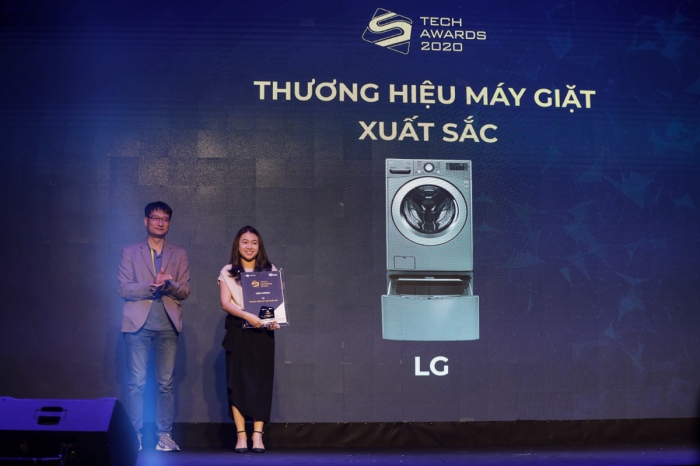Đại diện LG nhận giải thưởng Thương hiệu máy giặt xuất sắc