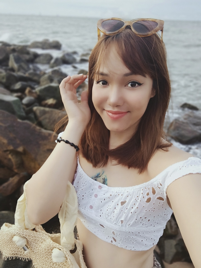 Selfie _ngây thơ_ với background biển