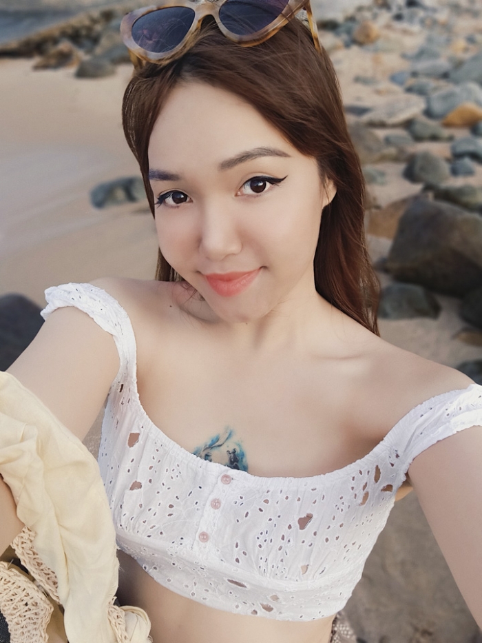 Selfie từ trên xuống cận mặt kiểu beauty