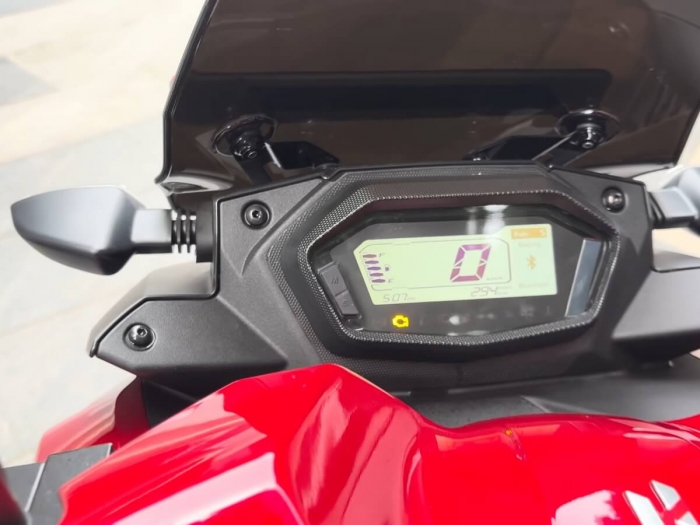 hero-xoom160-3