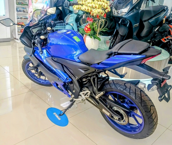 YAMAHA-R15-1