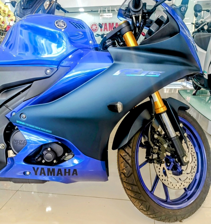 YAMAHA-R15-2