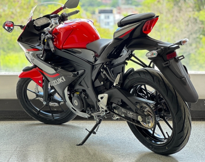Suzuki-GSX-R150-1