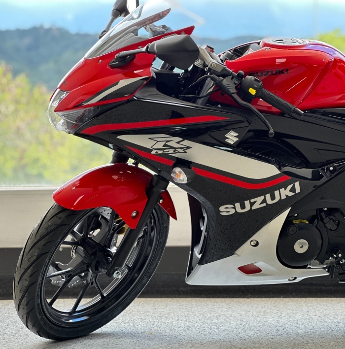 Suzuki-GSX-R150-2