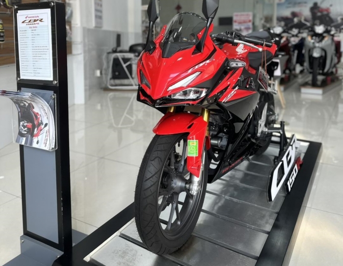 HONDA-CBR-150R-1