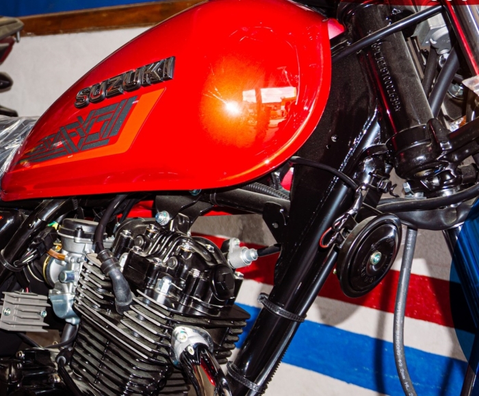 Suzuki-GN125-11
