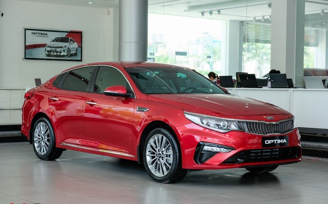 Kia Optima giảm giá, xe màu đỏ