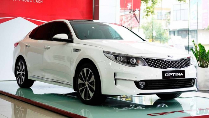 Kia Optima giảm giá, xe màu trắng