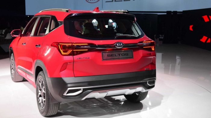 kia seltos 2020, xe màu đỏ, phần đuôi xe