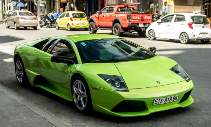 siêu xe Lamborghini màu xanh cốm của Minh nhựa