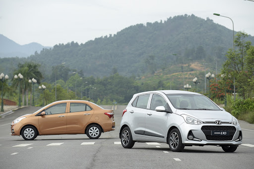 hyundai grand i10, hai xe, màu trắng, màu cam