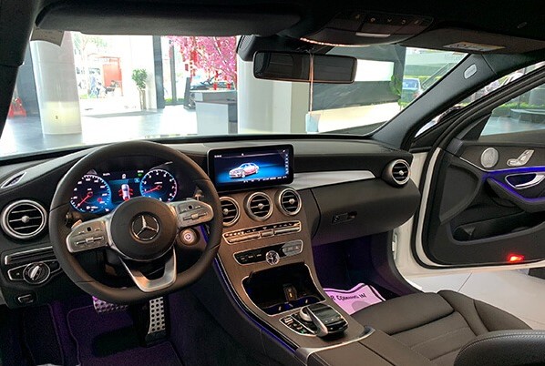 khoang nội thất của Mercedes-Benz C300 AMG màu trắng