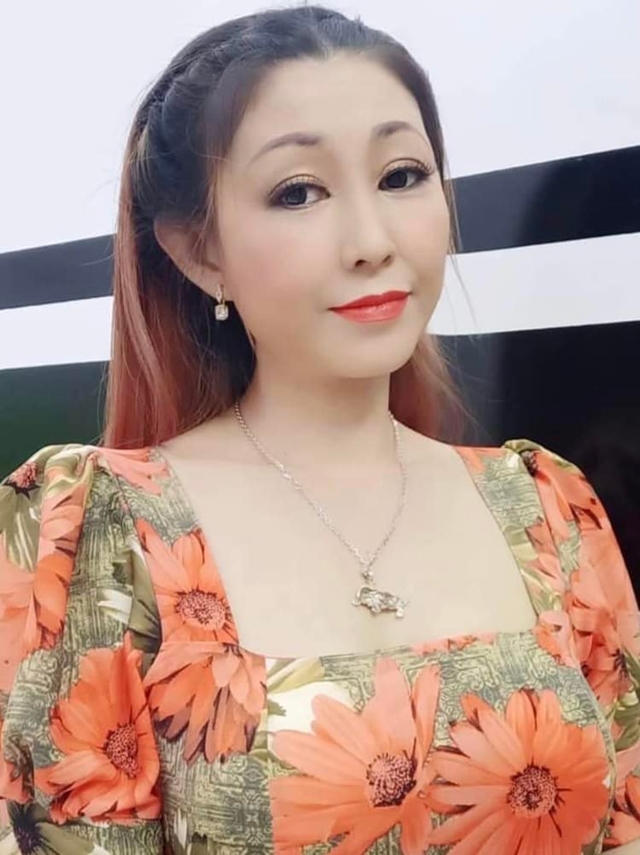 Nữ ca sĩ bị đồn ngoại tình với Hoài Linh lộ diện sau thời gian dài, nhan sắc tuổi U50 gây sốt