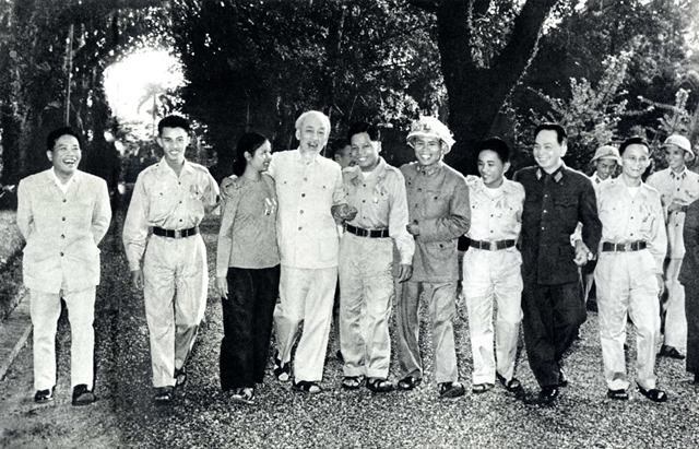 chu-tich-ho-chi-minh-huan-chuong-sao-vang-1