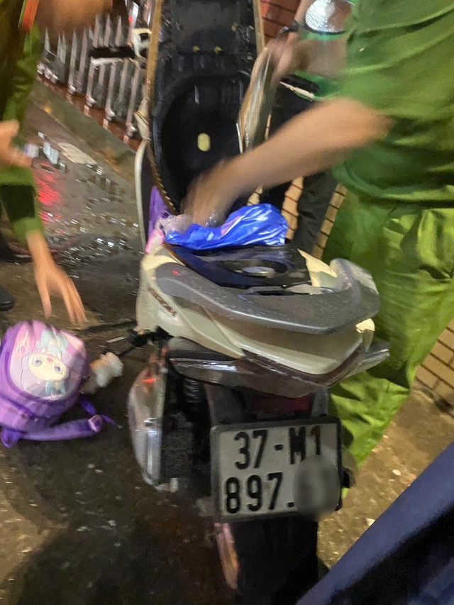 bo-om-hai-con-nho-cau-ben-thuy-1