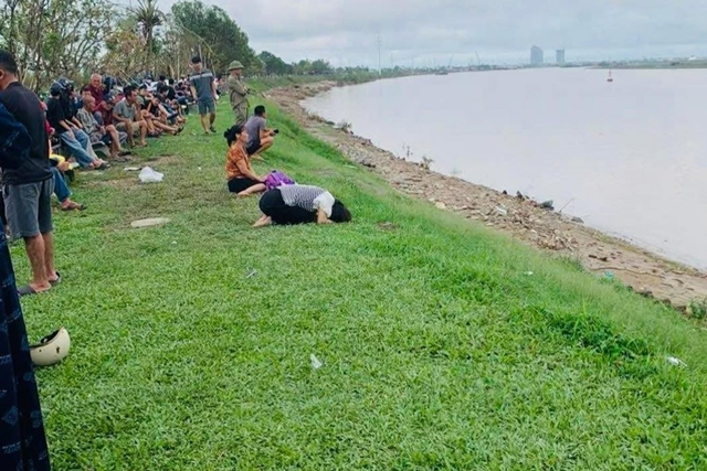 bo-om-hai-con-nho-cau-ben-thuy-4