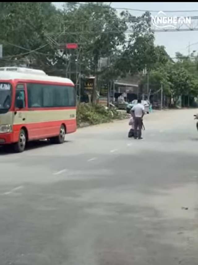 danh-tai-xe-xe-bus-giua-duong-2