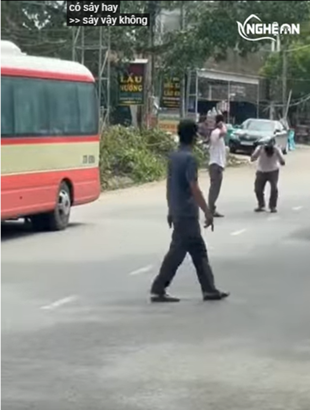 danh-tai-xe-xe-bus-giua-duong-3