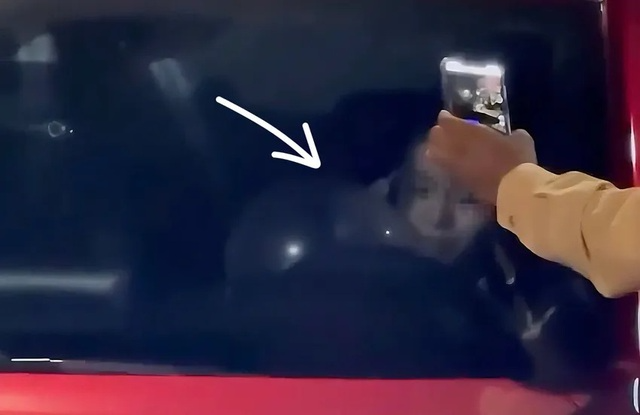 nu-ca-si-hit-bong-cuoi-2