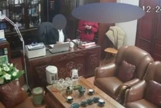 nguoi-dan-ong-than-mat-voi-nhieu-phu-nu-2