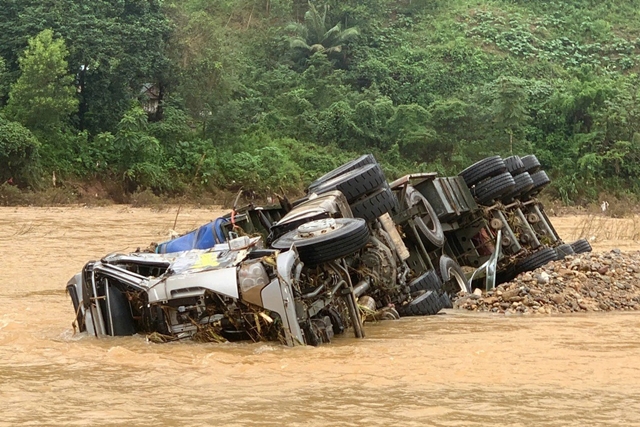 tai-xe-xe-tai-bi-lu-cuon-3