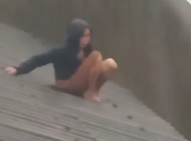 3-me-con-ngoi-tren-mai-nha-3