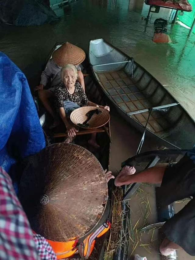 3-me-con-ngoi-tren-mai-nha-6