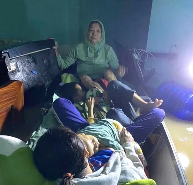 3-me-con-ngoi-tren-mai-nha-7