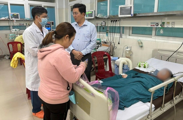 bo-om-2-con-lam-dieu-dai-dot-3