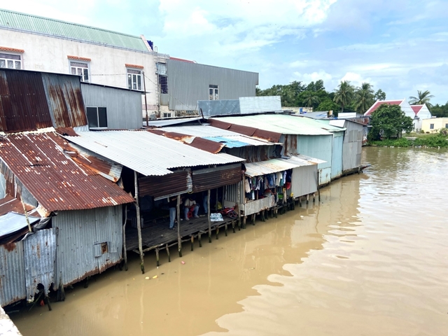 be-4-thang-tuoi-roi-xuong-kenh-1