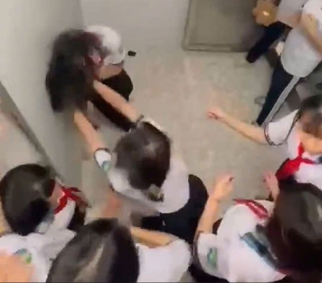 nu-sinh-lop-8-bi-danh-hoi-dong-2