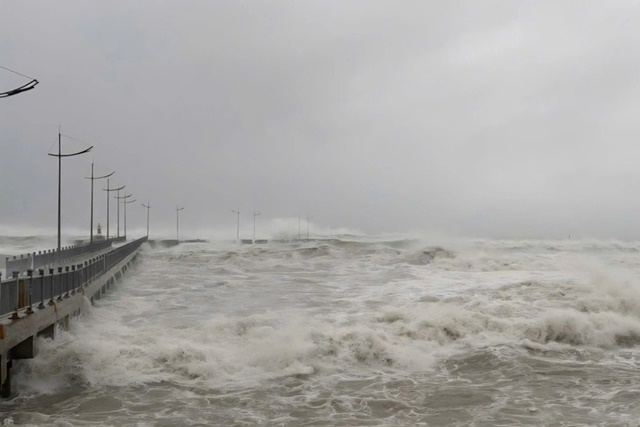 ngu-dan-lao-xuong-bien-cuu-nguoi-2