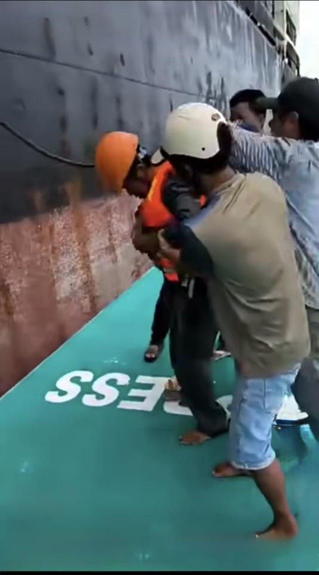 ngu-dan-lao-xuong-bien-cuu-nguoi-5